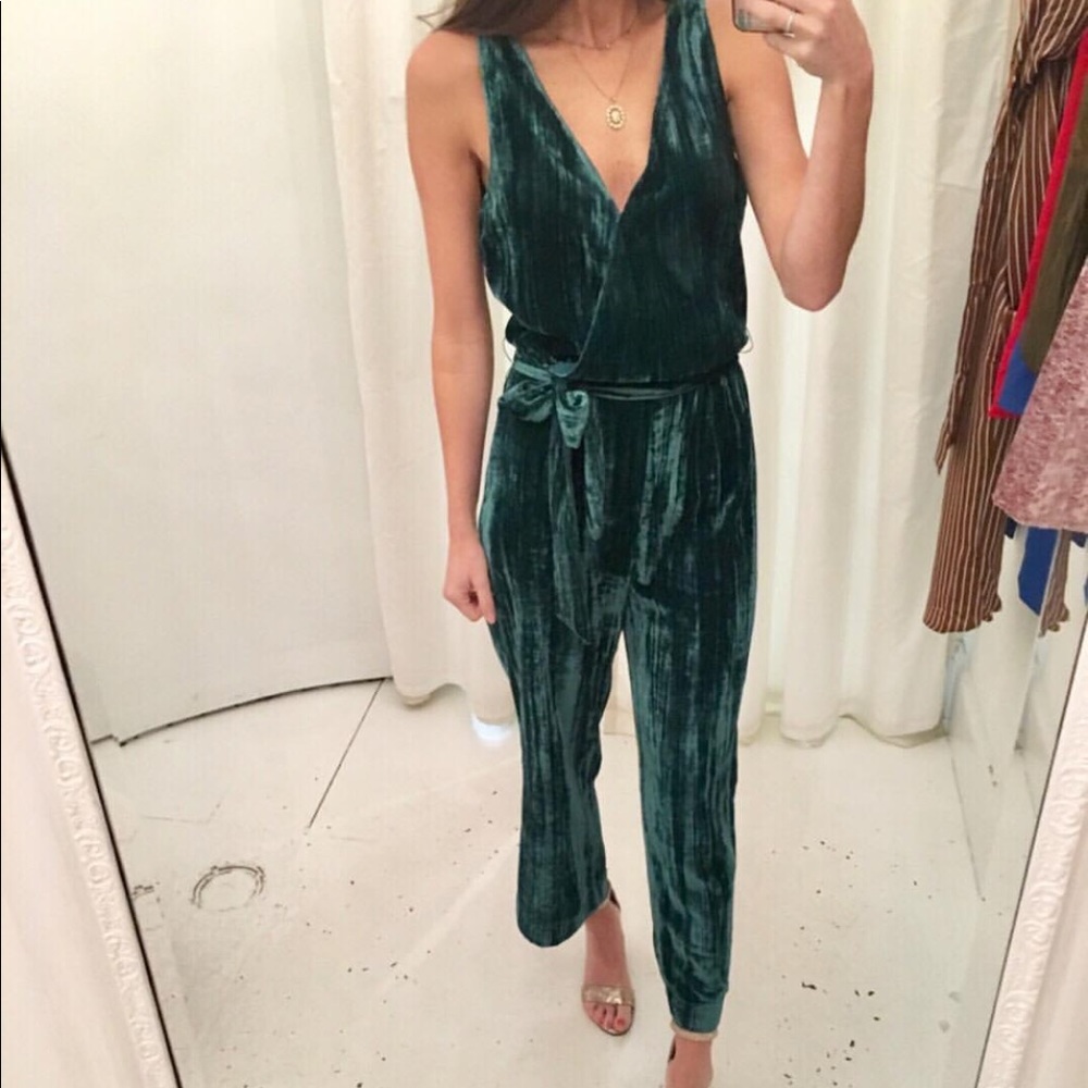 BRAND NEW, NEVER WORN Green velvet jumpsuit! Size2